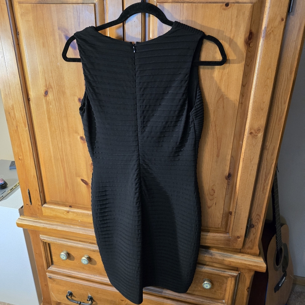 Black Sleeveless Ribbed Dress - Picture 3 of 4